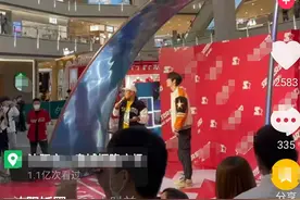 23岁男星张颜齐现身商场，自带6位贴身助理，还获保安保护图片