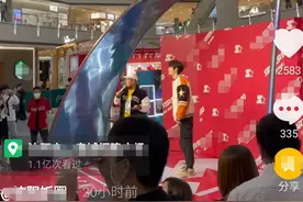 23岁男星张颜齐现身商场，自带6位贴身助理，还获保安保护图片