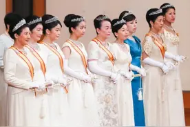 日本皇室王冠高仿欧洲，镶满珍珠钻石价值百万，为何戴不出贵气感图片