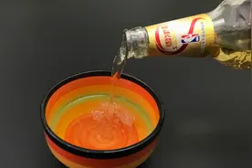 今天才知道，啤酒和白醋混在一起，涂抹在头发上作用超棒，真实用