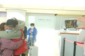 少女被拐二十余载 重归故里喜极而泣图片