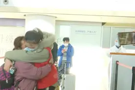 少女被拐二十余载 重归故里喜极而泣图片