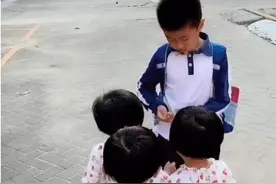 三胞胎姐姐放学接哥哥，哥哥一个简单动作，网友们呼吁：太温馨了图片