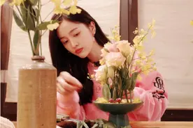 认真的女生有多美？吴宣仪化身插花师，眼神专注动作熟练图片