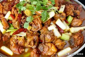 妈妈做的家常鸡肉焖饼，比猪肉美味，比拉面香，营养解馋，味道好图片