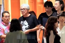 53岁张宇隐退两年罕见露面，满头白发显沧桑，歌迷心中一言难尽图片