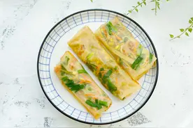 剩饺子皮不要煮着吃了，做成薄如蝉翼的春饼，卷上小炒菜抢着吃图片