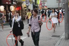 为什么日本人带伞，都喜欢带长柄的？看完你就懂了图片