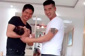 “显小”爷爷一夜走红，硬生把儿子熬成兄弟，让娃分不清爸爸爷爷图片