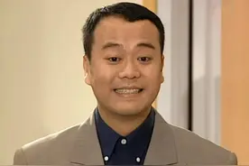 欧阳震华与马德钟同框，脚下垫沙包仍矮一截，1米8身高遭质疑图片