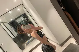 天王嫂方媛罕晒素颜健身照！穿紧身衣秀马甲线，上围傲人翘臀吸睛图片