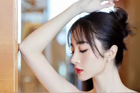 胡冰卿实在是大胆，穿那么高的开叉裙，真是让人捏一把汗图片