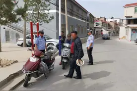 绥德交警严查摩托车电动自行车不佩戴安全头盔图片