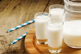 甲减患者不能喝牛奶？医生忠告：想要稳定甲功，3物要少吃图片
