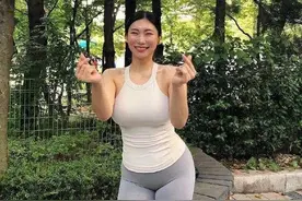 38岁开始健身，42岁收获小13岁男友，管理形象的女人，中年也精致图片