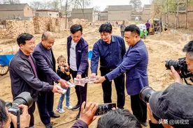 河南滑县：黄龙潭畔村民捐款百余万义务劳动，建干柳树村文化广场图片