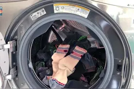 很多人都说，内裤和袜子不能放到洗衣机里一起洗，这是真的吗？图片