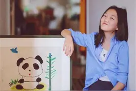 同为王菲的女儿，一个在贵族学校上学，另一个坐电动车吃路边摊图片