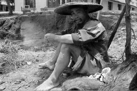1944年他被抓到日本做苦工，逃脱后藏深山13年，被日本女人跪拜图片