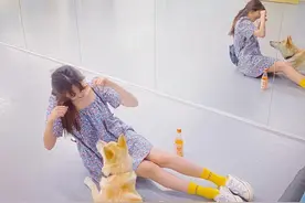 泫雅席地而坐逗狗狗，碎花裙配黄色长袜造型时尚感足图片
