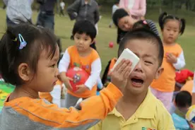 资深幼师：幼儿园第一天不哭不闹的“淡定娃”，大多出自三种家庭图片