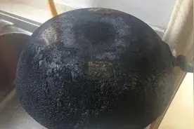 锅底用久了上面黑乎乎的，教你一个简单小窍门，清洗完跟新的一样图片