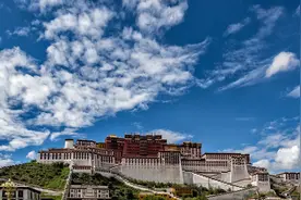 这是第五套人民币50元纸币背面的风景图案，宏伟建筑令人向往图片