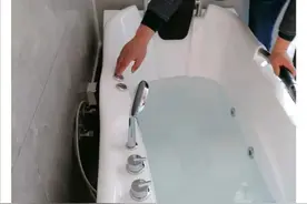 上门帮小姐姐安装了一套浴缸，一起来了解下浴缸及安装过程吧图片