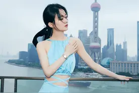赵丽颖湖水蓝炫腹裙登热搜，生完娃后还有水蛇腰，真让人羡慕图片