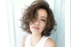 别再傻傻地烫满头卷，不仅老气而且土气，发根烫时尚减龄又洋气图片