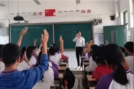 女老师穿人体器官服“裸体”上课，学生兴奋不已，专家：尺度太大图片