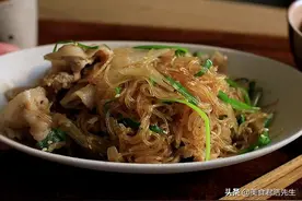 炒粉丝总是黏成一团？多加这个步骤，粉丝根根分明、不粘锅图片
