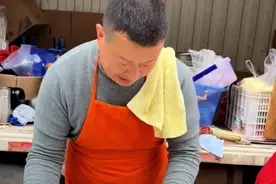 热乎的胡辣汤来了！41岁洛阳大哥支援山西，当街支锅做地道河南菜！最多一顿做了100多人的饭图片