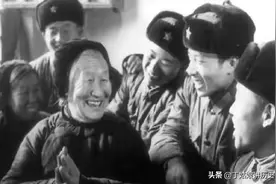 1954年，一农村老太太来到南京，开国少将含泪迎接：娘，儿子在这图片