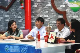 “大衣哥”朱之文品尝了皇台酒后，连声说好！并深情地唱起了酒歌图片
