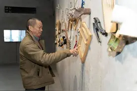 疯狂的艺术家何云昌：取出肋骨制成项链，给5位深爱的女人戴上图片