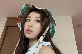 虞书欣俏皮居家私服照图片图片