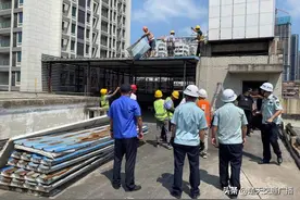 推进老旧小区改造 武汉市江汉区民意街依法拆除两处楼顶违建图片