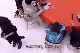 张小斐成名前的心酸史，节目中聚餐时她只能站在旁边图片