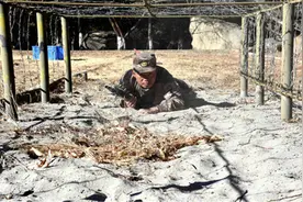 象鼻人，“毒气专家”看防化新兵燃爆训练场图片