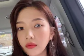 朴秀荣近日两套私服look，白色衬衫轻熟可爱，粉色毛衣甜美活力图片