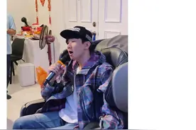 林俊杰在家嗨唱无人搭理，家族庞大30多人合影，一家人颜值太高图片