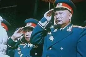 红二十五军十位高层将领，为何只有徐海东一人被授予军衔图片