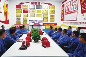 中国宝武太钢集团不锈钢精密带钢有限公司员工收看庆祝中国共产党成立100周年大会直播图片