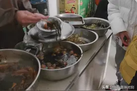 山东夫妻路边卖五花肉，8元1块有3两重，一大盆还没出锅就围满人图片