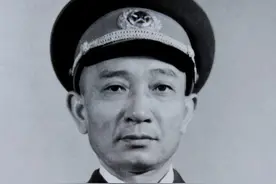 武功高强的开国中将，强渡大渡河18位勇士之一，许世友：俺佩服他图片