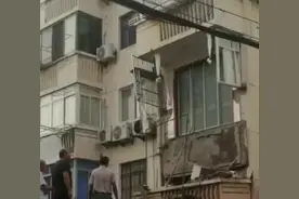崇明两套住宅阳台塌陷！上海老旧小区除了加装电梯还需做些什么？图片