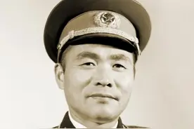 82年杜义德向邓小平提出想退休，邓小平不答应：我都还没退休呢图片