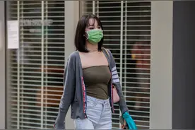 窄腿裤退居二线，这个夏天性感破洞裤正当红图片