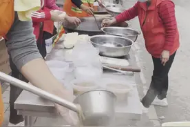 街头现做胡辣汤、炸油条免费送，支援山西灾区的河南大哥获天天正能量奖图片